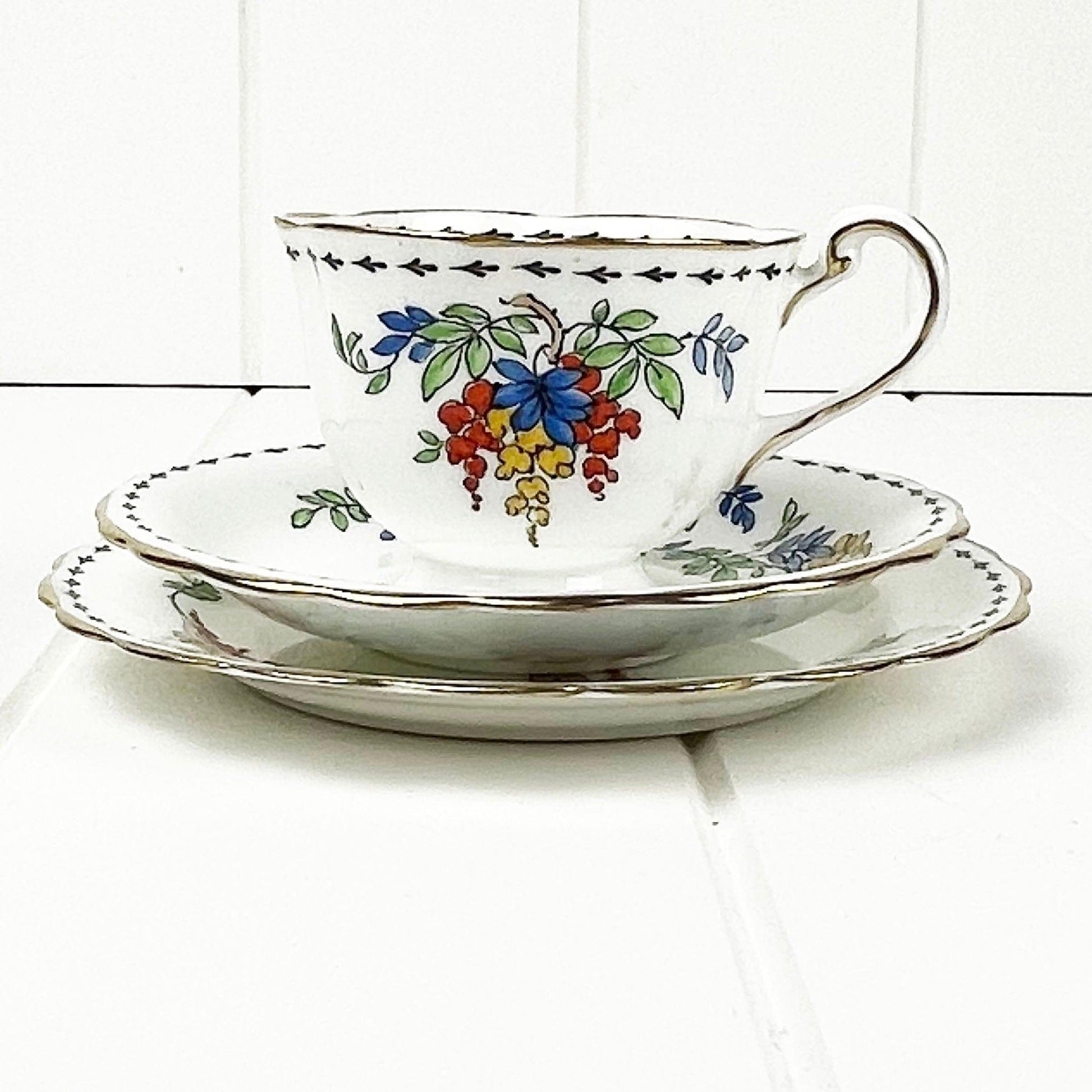 Royal Albert Bone China New Chelsea Staffs Hanging Chain 5039 Trio