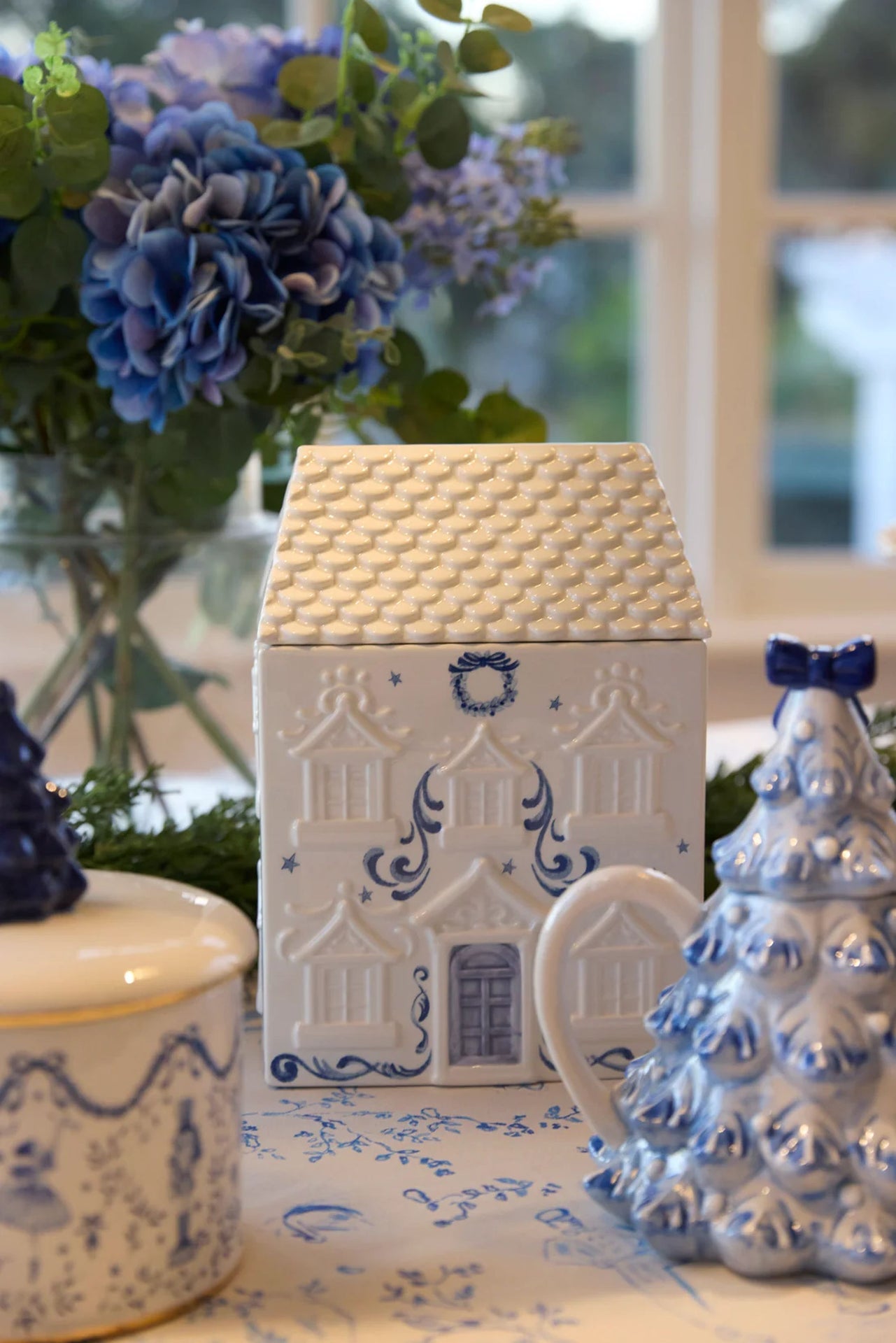 Nutcracker Wonderland Cookie Jar - 18x13x24cm