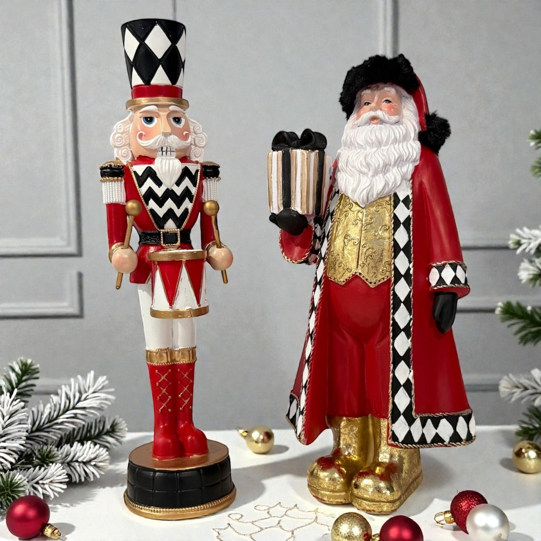 Harlequin Santa With Gift - 14x11.5x30 cm 