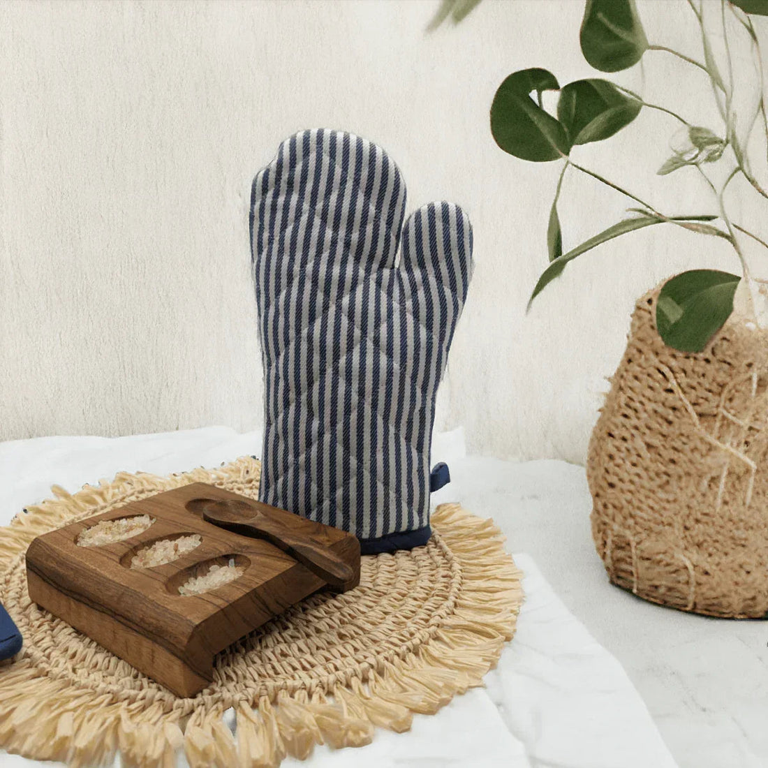 Maison Stripe Navy Oven Mitt - Exquisite Homewares 