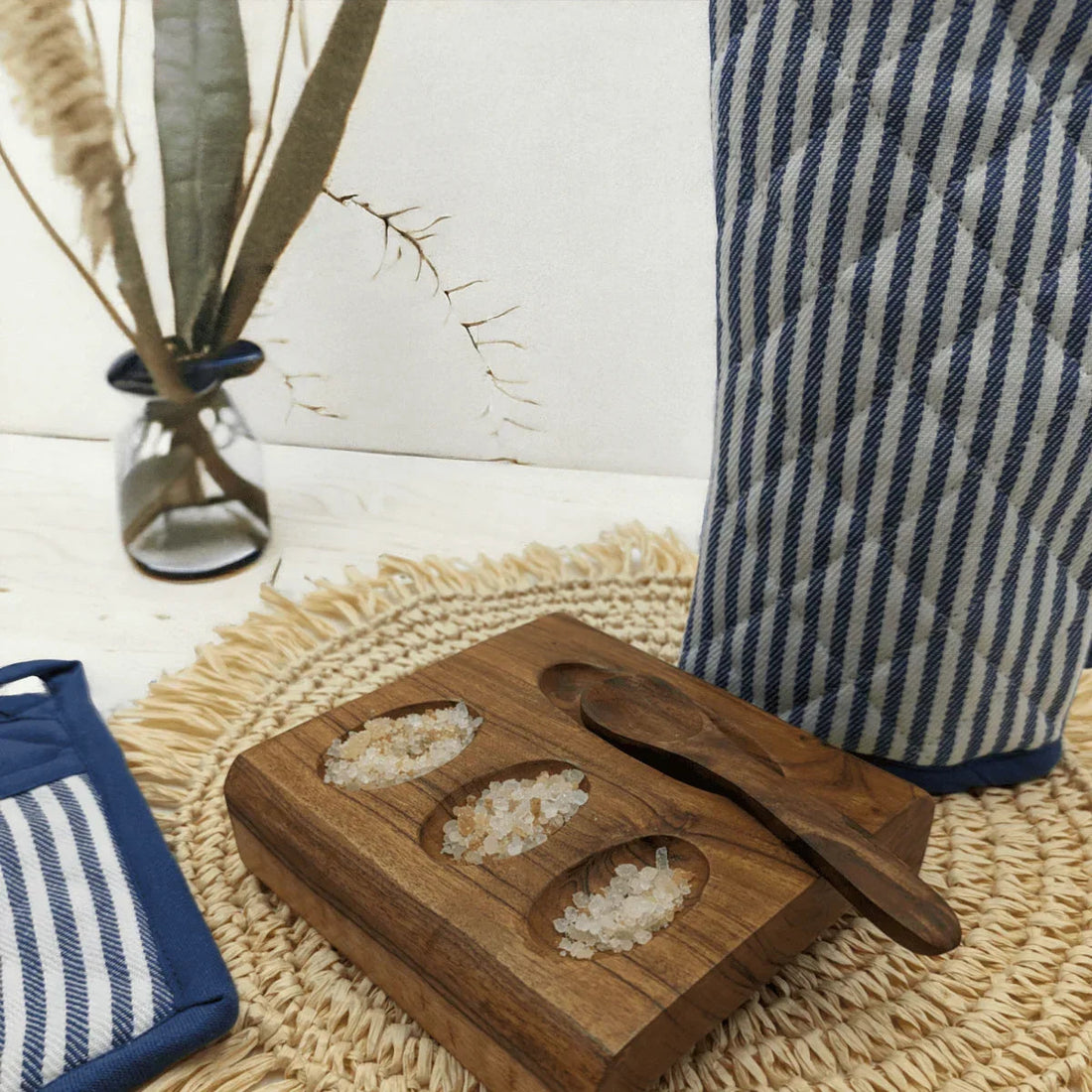 Maison Stripe Navy Oven Mitt - Exquisite Homewares 