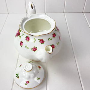 Royal Albert New Country Roses Large White Teapot.