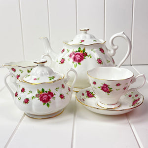 Royal Albert New Country Roses Large White Teapot.