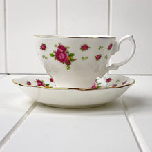 Load image into Gallery viewer, Royal Albert New Country Roses White Duo.
